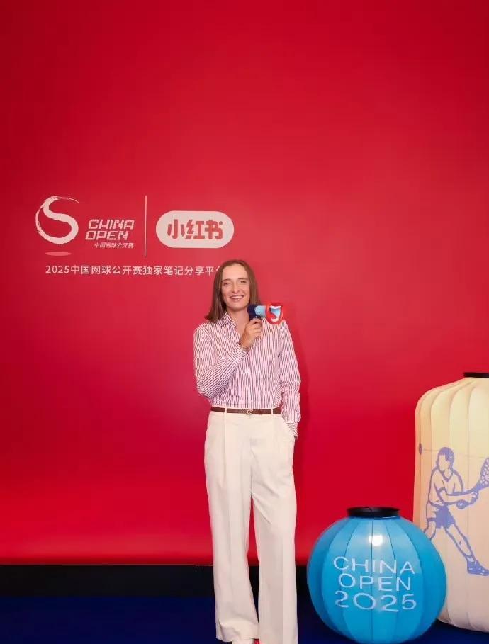 中网红毯酒会造型来了！斯瓦泰克一身休闲装英气干练，确实比穿时装好看多了，惹得女