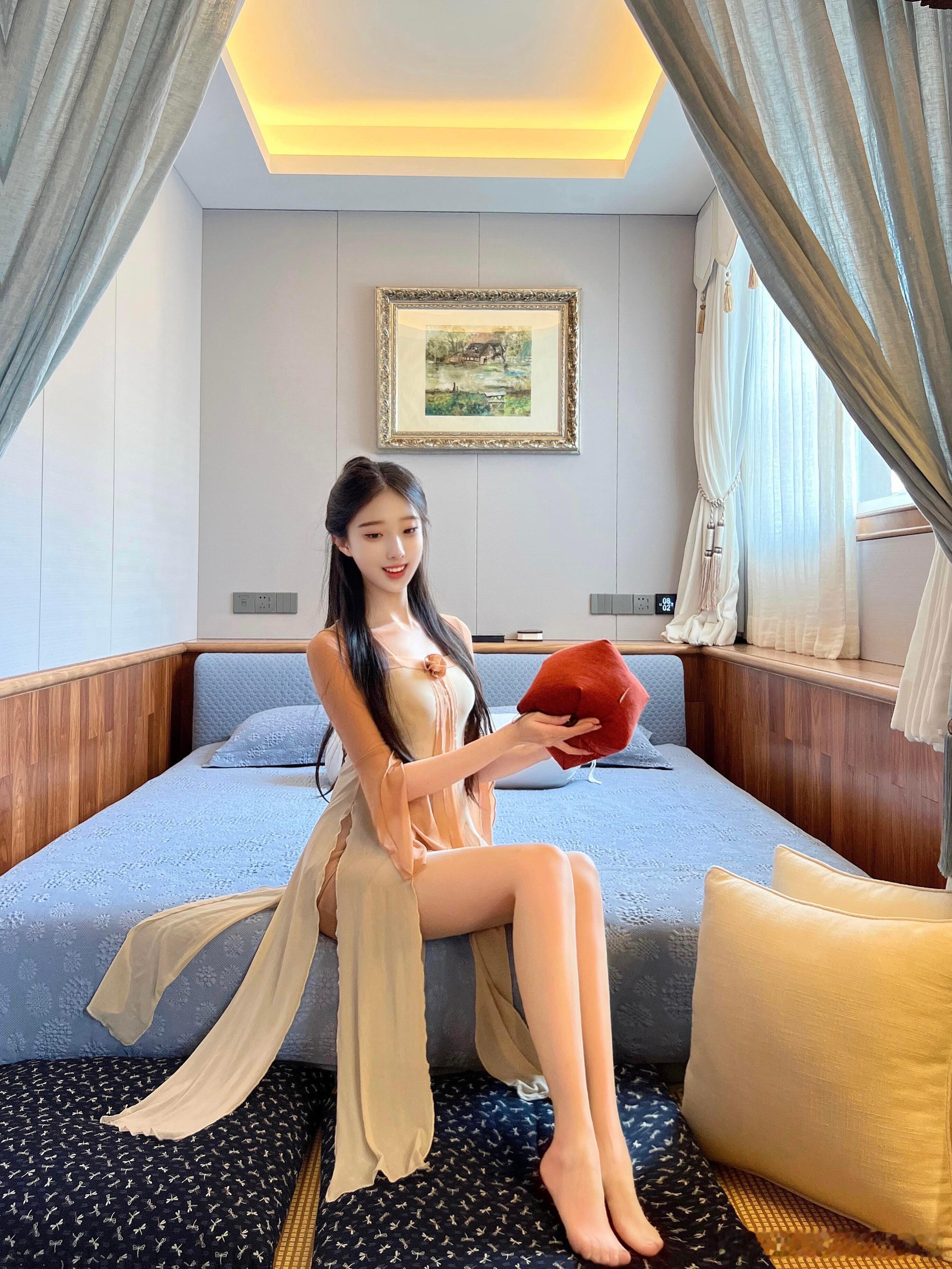 还是穿上丝袜更好看~​​​
