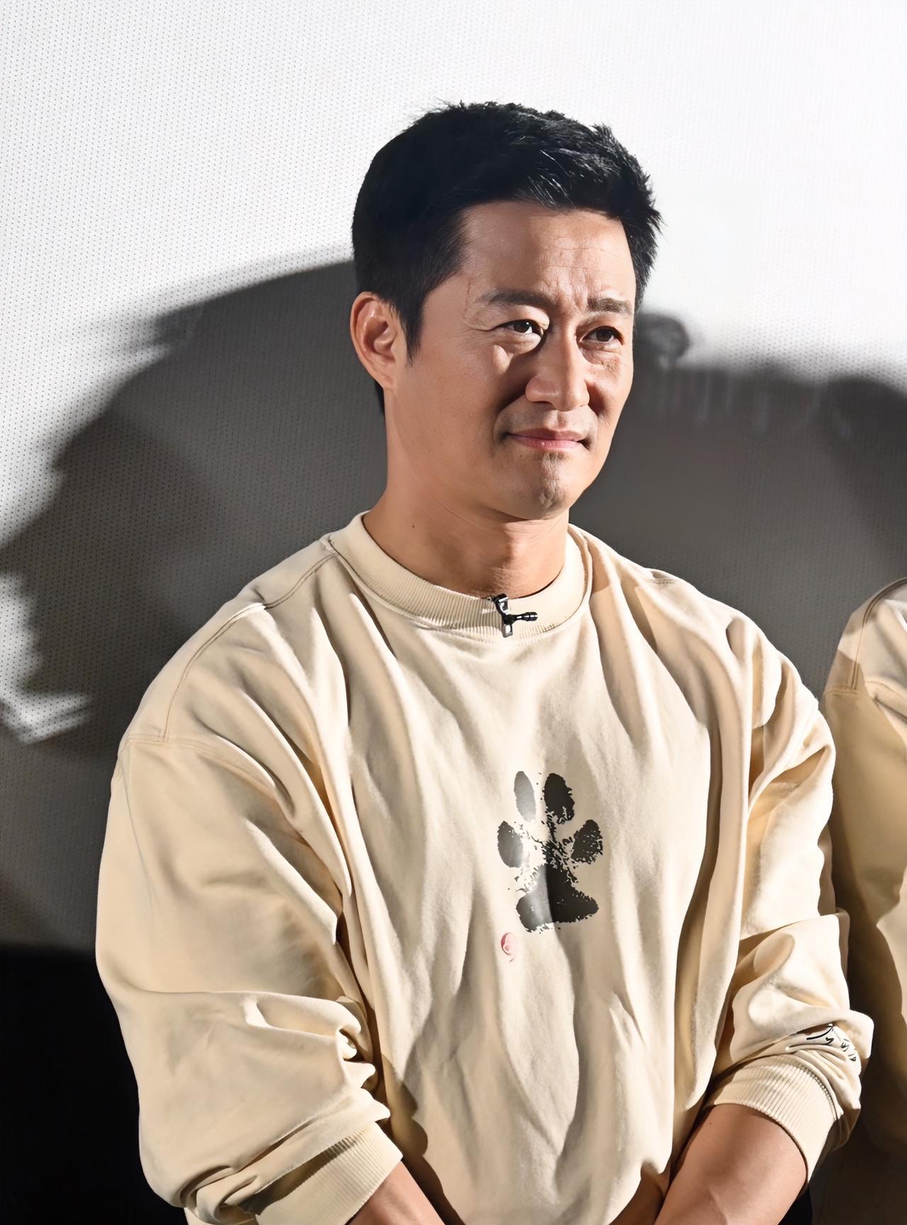 吴京估计哭晕在厕所了，他怎么都想不通，自己这电影怎么拍着拍着，大家都不喜欢