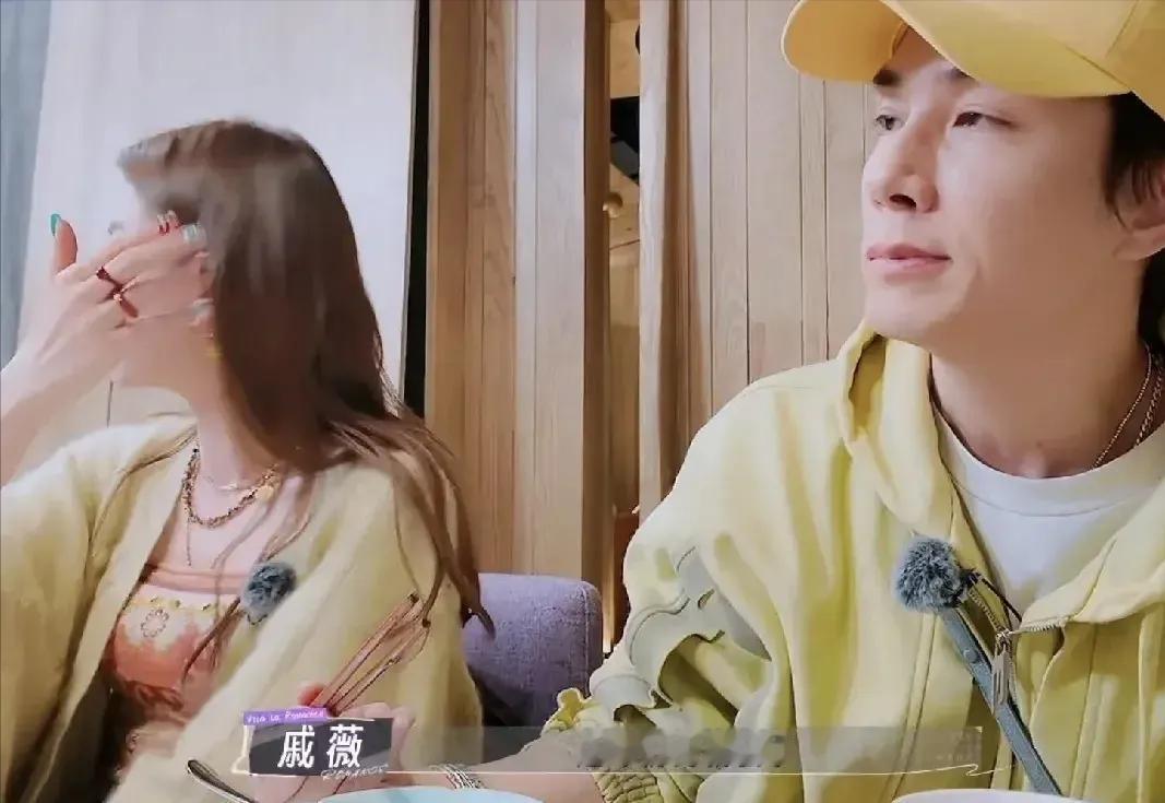 戚薇失控现场曝光！七年模范夫妻人设崩塌始末"那只猫到底有什么好看的？"戚薇在节