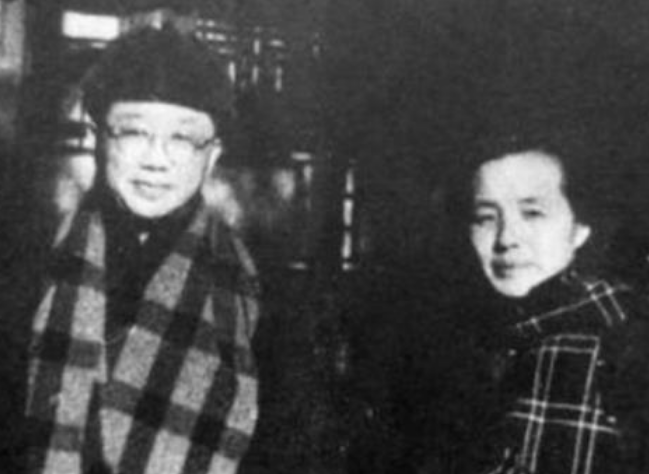 1928年，张舜琴跑到上海与丈夫团聚，可是夫妻俩过了没多久，她就常常夜...