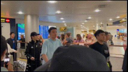 国乒落地瑞典斯德哥尔摩，第一次在他们脸上看到同样的表情——迷茫+寻找[笑着哭]。可