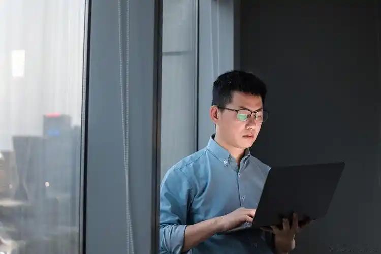 移民美国的华人精英，为什么撑不过两代？湾区某个不起眼的茶馆里，一位五十多岁的华
