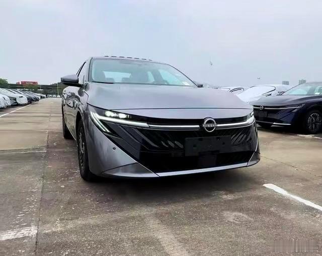 近日，全新一代日产轩逸实车曝光，新车外观设计焕然一新，融合硬朗线条与运动元素，