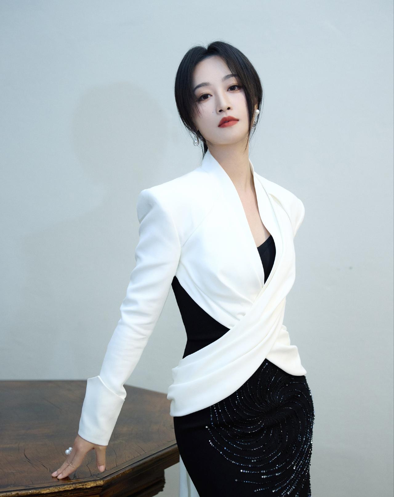 蓝盈莹《F风尚志》：黑白格调邂逅欧式建筑，演绎复古摩登时尚大片