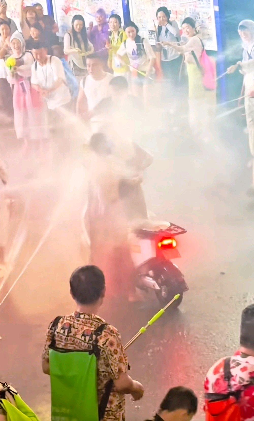 泼水节两女子被围攻追着喷，当场崩溃大哭。这哪是祝福，分明就是欺负人！泼水节本