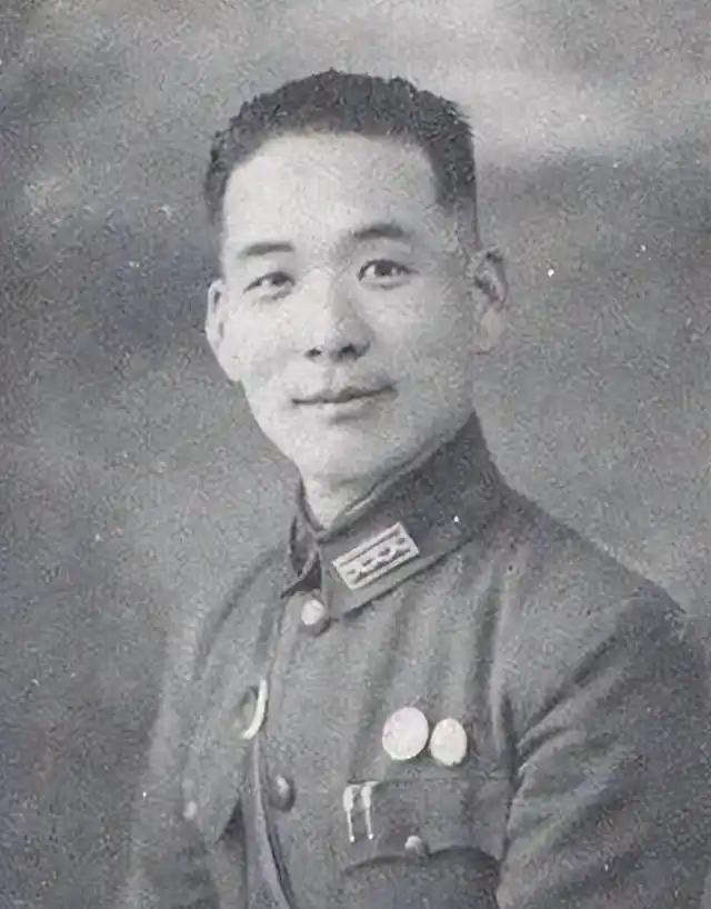 1948年12月15日，胡琏给黄维挑了一辆新坦克，自己乘坐带有地图的旧坦克，在两