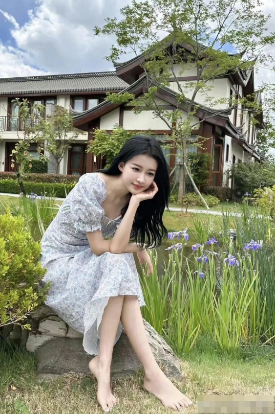 孙怡，170cm，花开花落人如梦，静听风吹花间香
