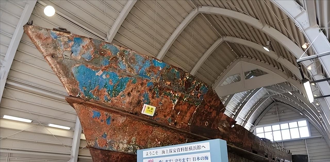 2001年，一艘朝鲜渔船在海上行驶时，突然遭到日本军舰的袭击。该渔船为了活命，只