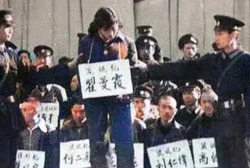 1983年，年仅25岁的“女流氓”翟曼霞跪在刑场等待被枪决，行刑前她突然对着天空