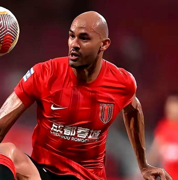 成都蓉城三连胜领跑中超！客场1比0小胜武汉三镇，积16分继续稳坐榜首。新