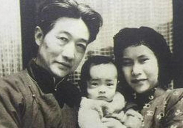 1951年，徐静斐去探望生病的父亲徐悲鸿。看到28岁的继母廖静文吃窝头就咸菜，顿