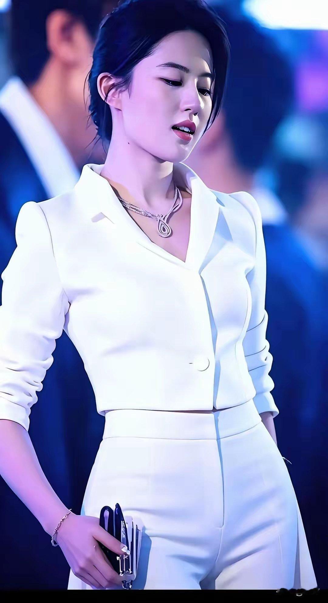 原来“神仙姐姐”刘亦菲有马甲线！别再以为她只是柔弱“仙女”，她可是相当自律的“狠