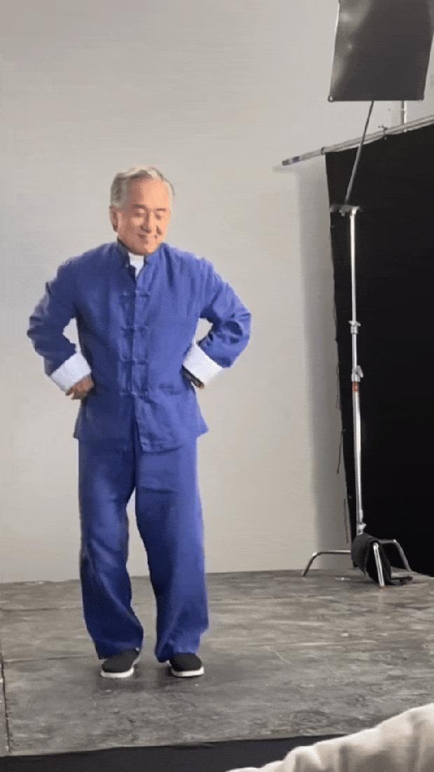成龙在电影《功夫梦：融合之道》海报拍摄现场走起了模特步，身体硬朗，腿脚灵活得像年