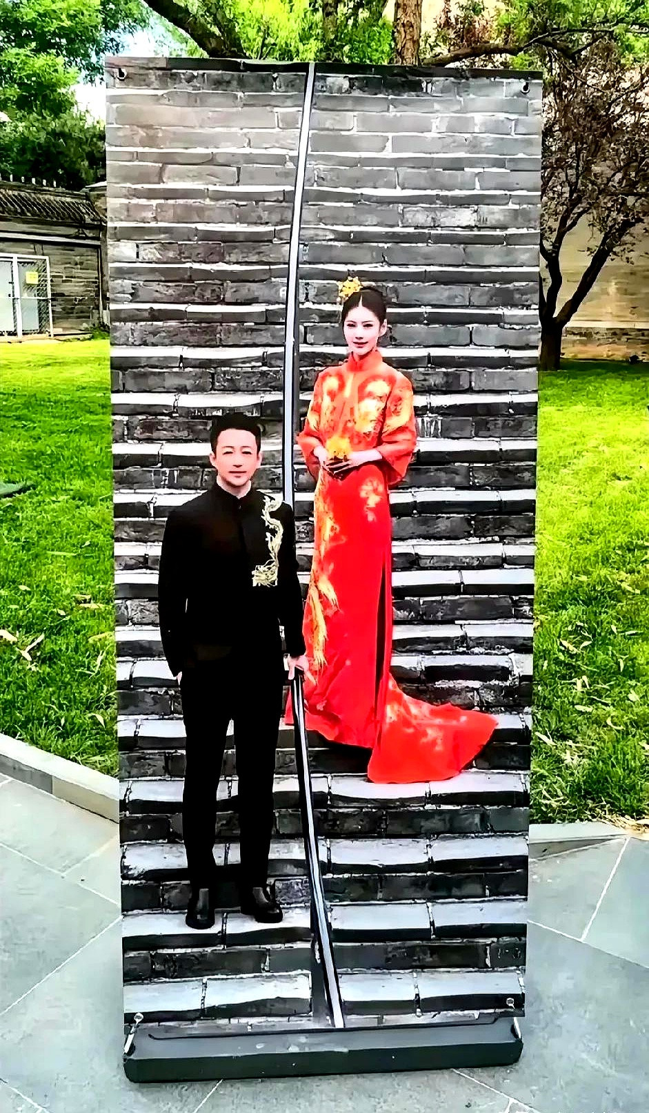 这婚礼照片，真是让人看不懂。结婚照搞成暗黑系？难道是另类时尚？黑漆漆的楼