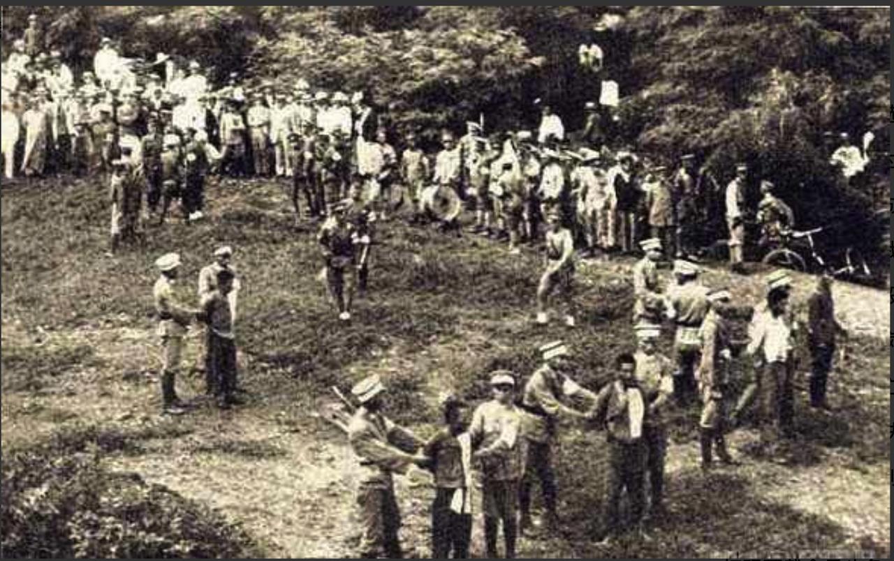 1950年，剿匪现场，300匪徒被团团围住，连长红眼要开火报仇，师长策马冲来厉喝
