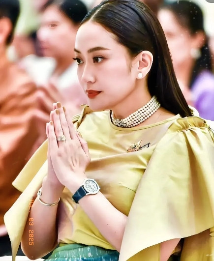 佩通坦降职为文化部长，表面上看是降职，实际上是升职，因为她掌握着实权，国王特意把