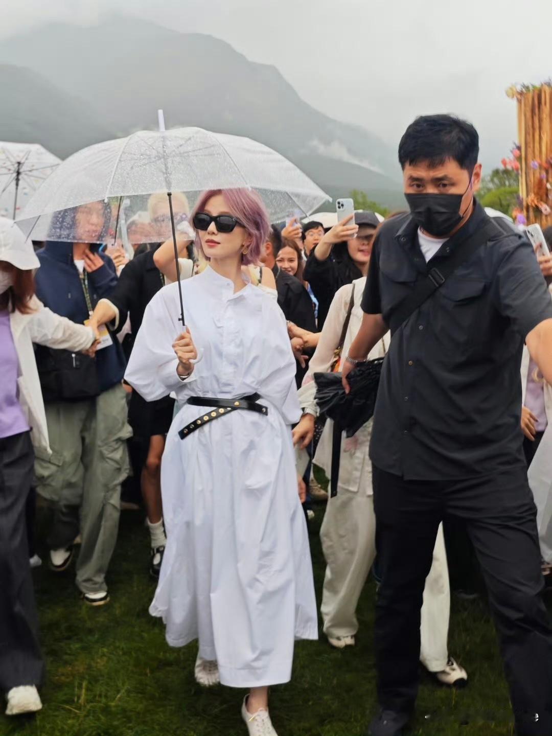7月11日，刘诗诗一头粉紫色短发，身穿白色衬衫长裙，出席丽江慢人节！高颜值，绝
