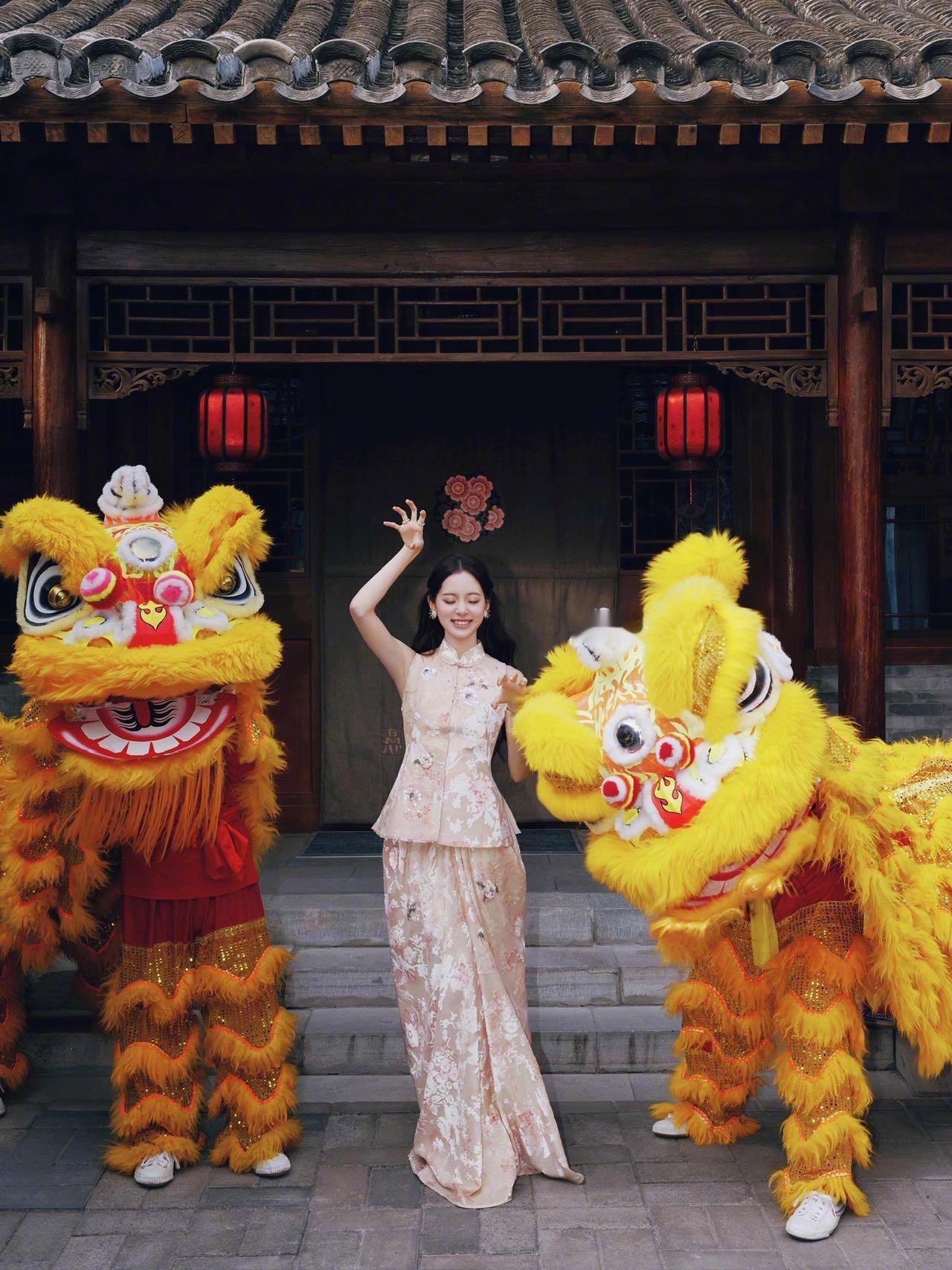 欧阳娜娜身穿MESSENTIAL定制中式礼服亮相央视春晚。裙身以白牡丹刺绣为核