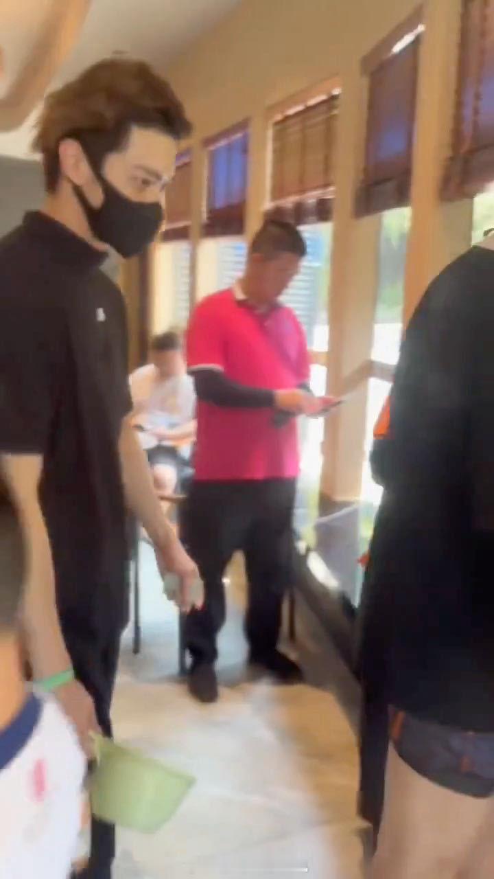拿着水瓢的许凯怎么这么可爱～哈哈哈想知道你泼水成功了吗？