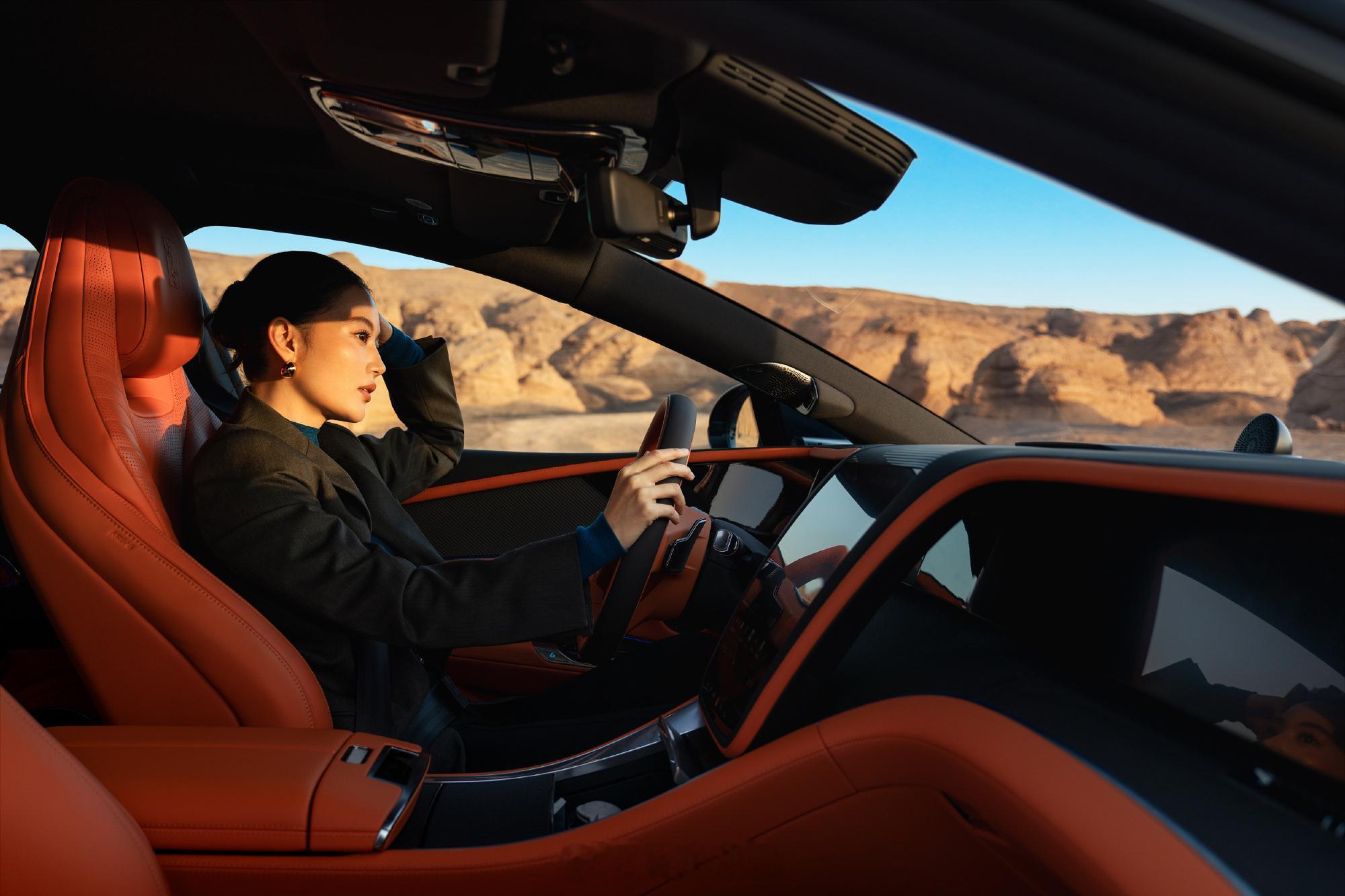 仰望U7昨天刚公布全新“星河蓝”车色，今天又发布了新的内饰色“旭光橙”，也会在广