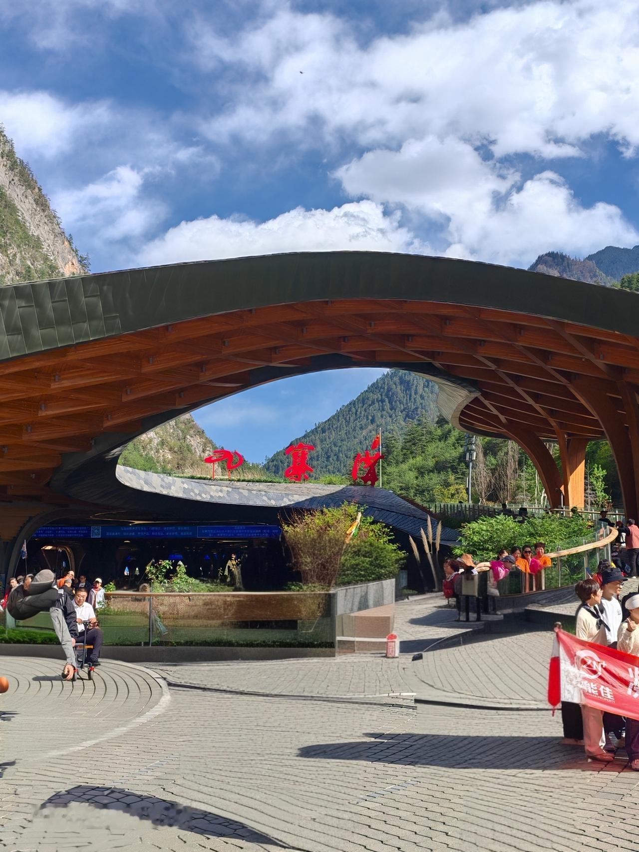 今年五一我去了九寨沟，那景色简直绝了！九寨沟的水清澈得不像话，五彩池就像上帝打