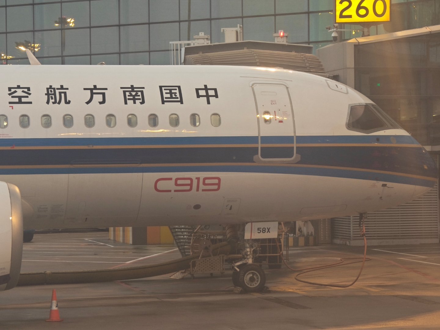 坐在C909上，隔壁是C919～话说25年C919的交付是不是出现了什么困难来着