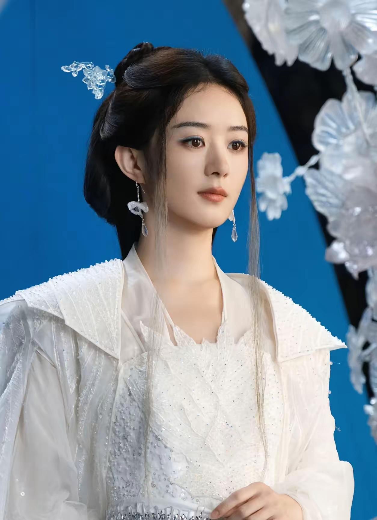 别混圈子了，圈子会排斥你。看看赵丽颖，她进圈时被唾沫星子喷不停，她放弃讨好和