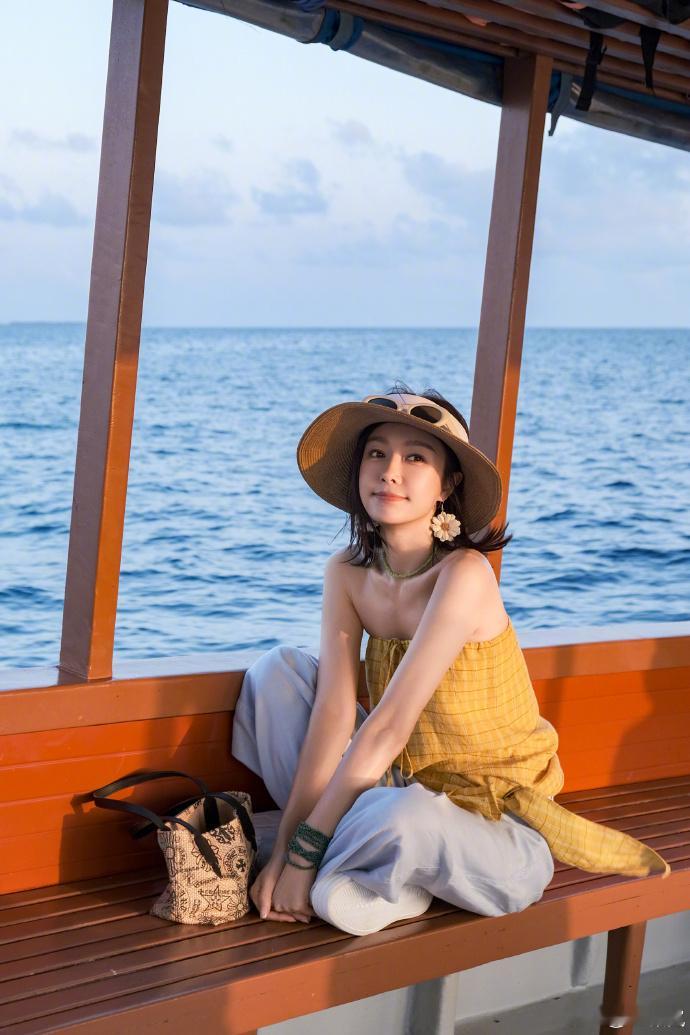 秦岚抹胸出海穿搭秦岚钓鱼也这么优雅又被姐姐轻轻松松美到了[跪了][跪了]亮黄色