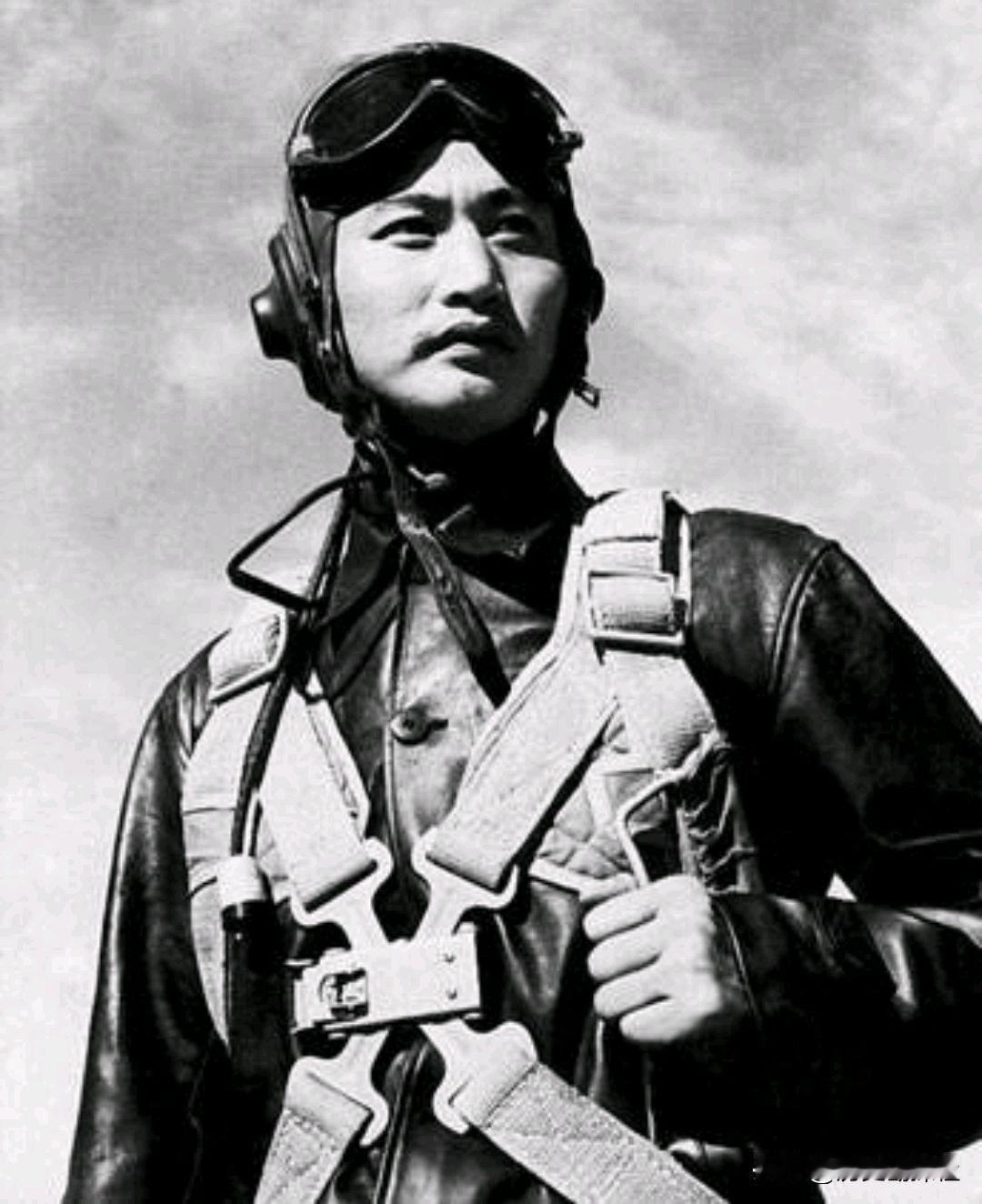 🌞1951年，志愿军飞行员刘玉堤在返航途中，无意间向云层下面瞟了一眼，竟然