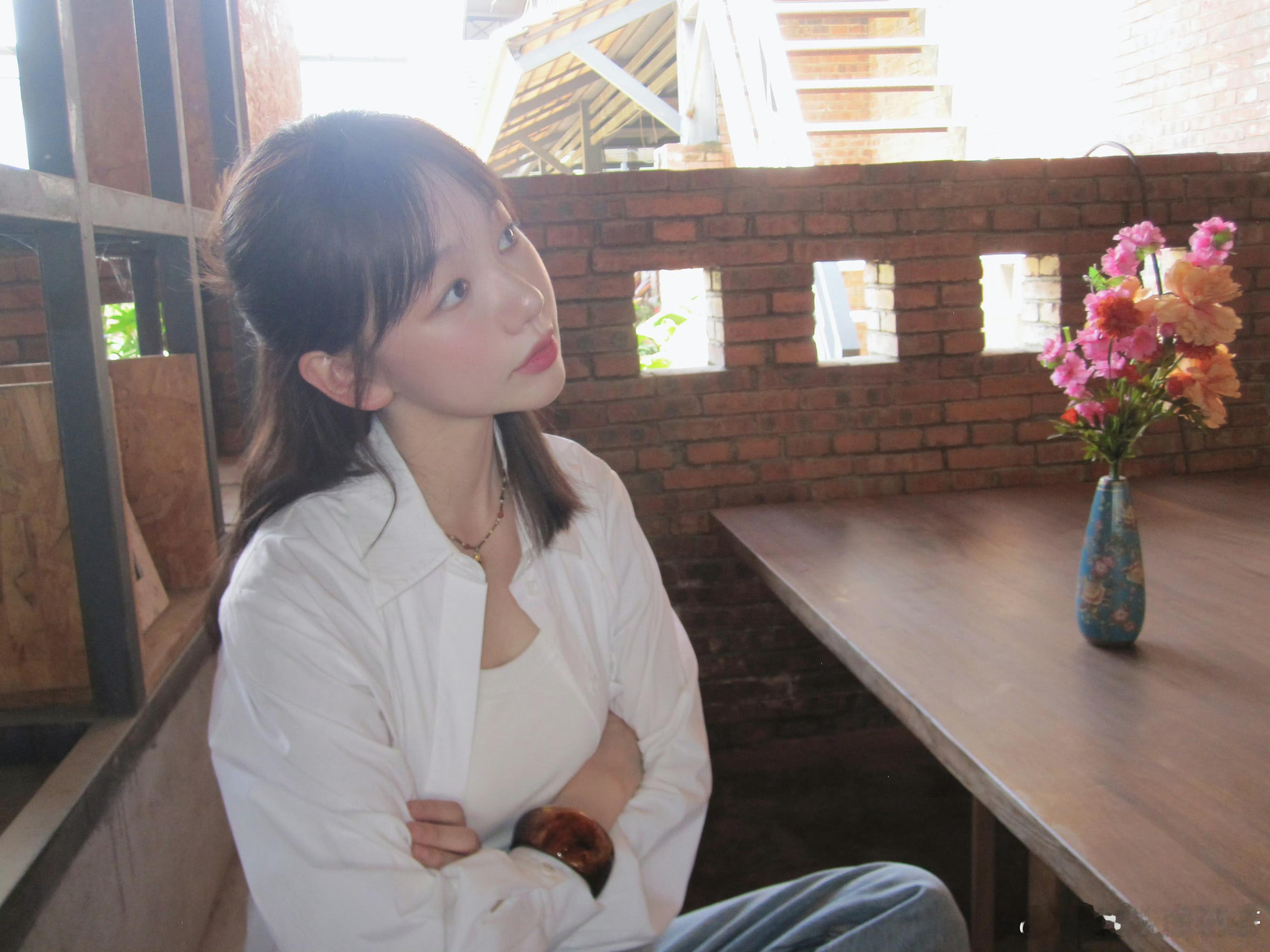 徐梦洁拍戏把胆子练大了谁能想到徐梦洁能从校园剧无缝衔接悬疑剧！校园里的她纯真可