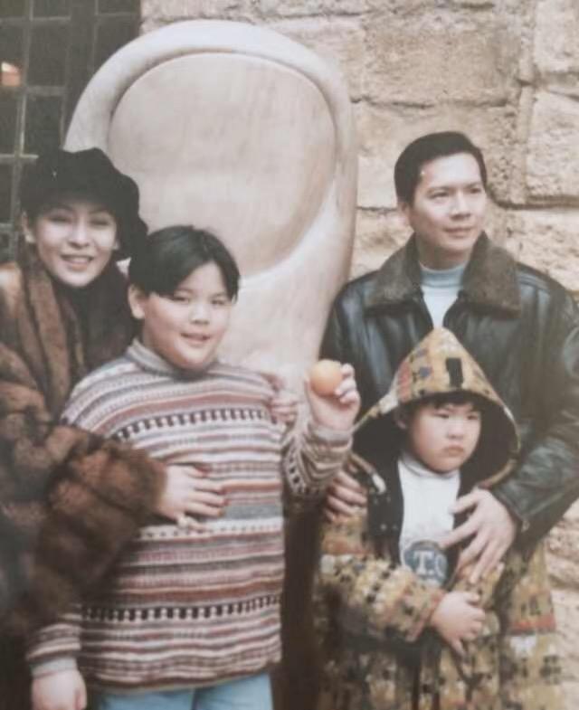 向太一家子。破没破产不知道。但是有件事确定无疑，那就是向太的好基因，真的