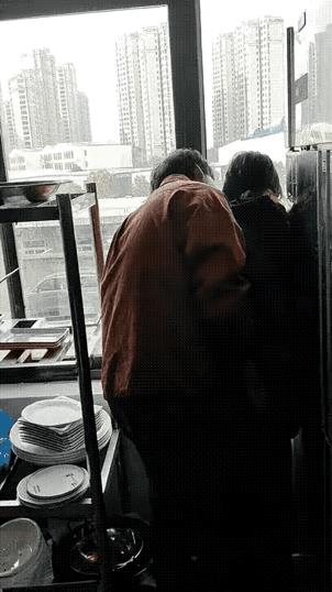厨房里的“职场惊魂记”一男子在厨房里对女子进行威胁，女子不从的话就要被开除，女