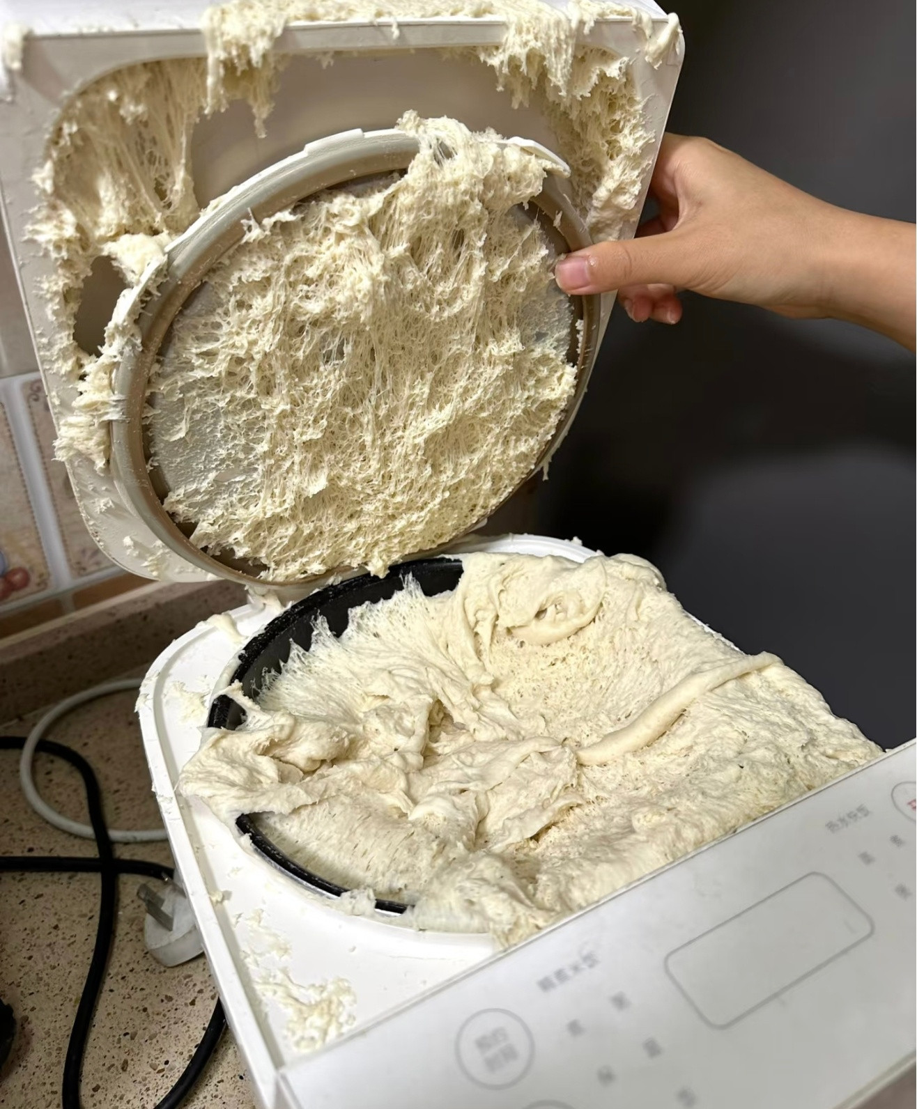 建议取消私家车年审制度说个真车真事，几年前我亲眼所见一台老车验尾气，工作人员把