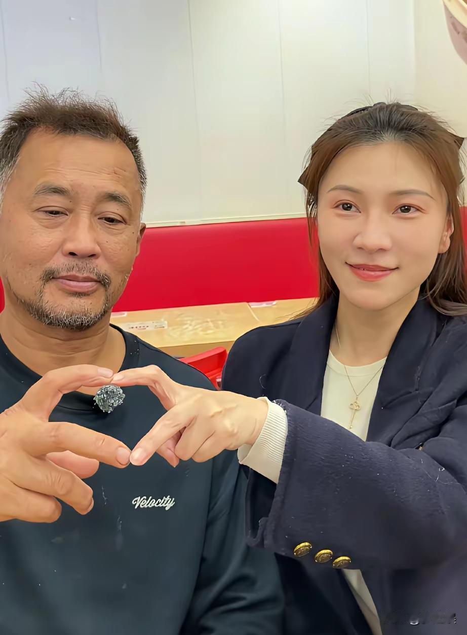 别急着说沈巍有福气！大家觉得晓晓是他的灵魂伴侣，可这背后藏着一种温柔的偏见，好像