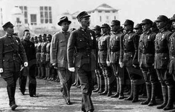 1938年11月，长沙南郊区解家湾军部的酒宴即将散席时，俞济时突然走到酆悌的面前