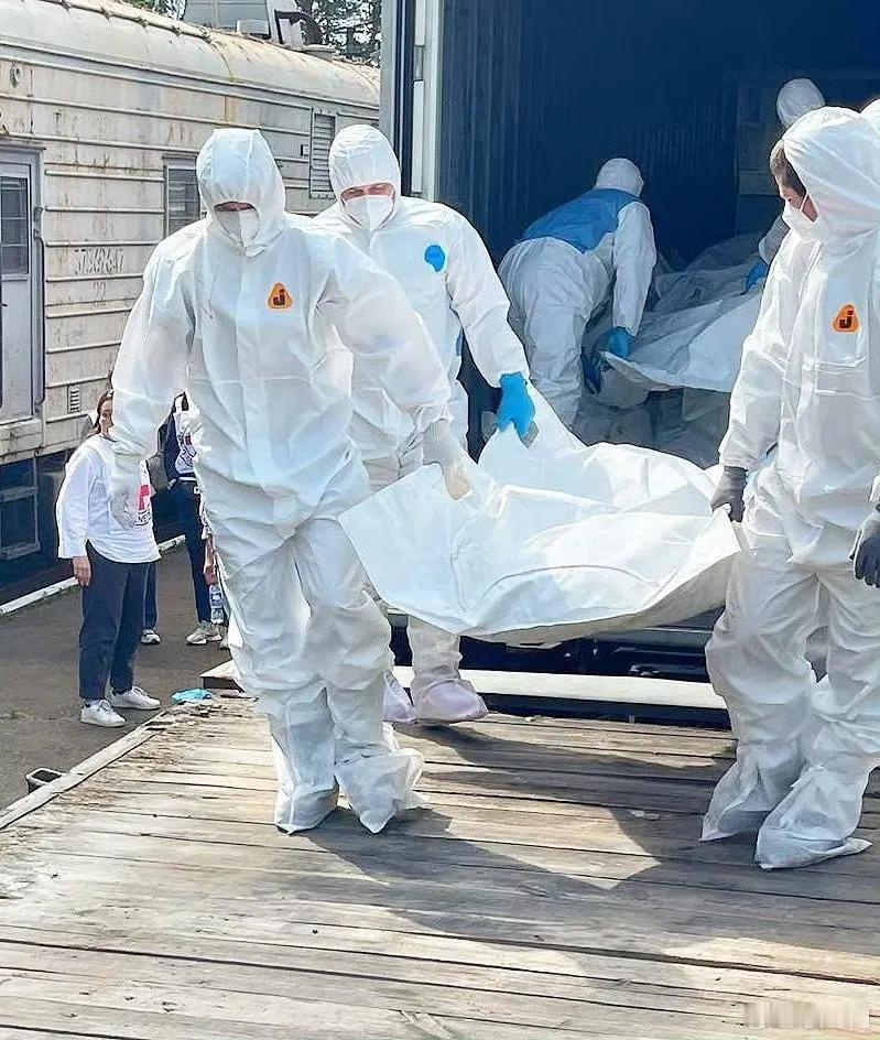 在赫尔松，俄军多次观察到乌军战场殡葬队不是将阵亡战友的遗体运回后方，而是就地掩埋