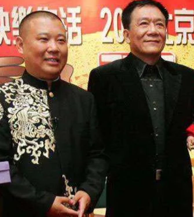 2011年，侯耀文去世4年后才下葬，葬礼上郭德纲并未出席，却跑去参加大S婚礼，侯