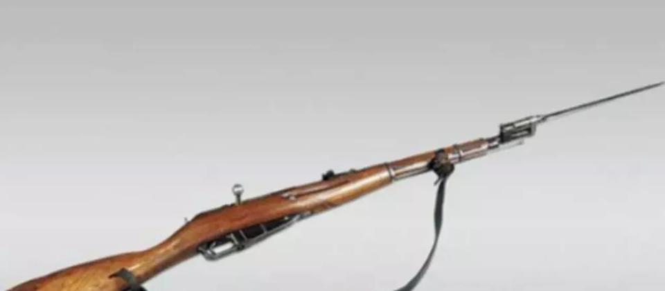 1953年，一名美国顶级狙击手在一次射击中打中了一个志愿军战士，导致他晃动着跌入