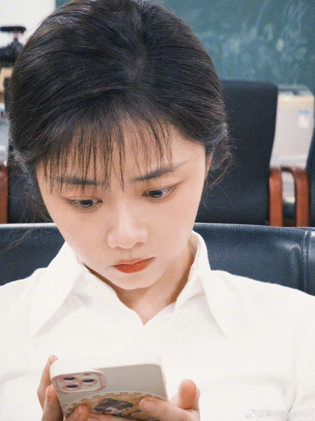 谭松韵长文告别我的山与海她陪着方婉之走了三十年，从跌跌撞撞到向阳而生。不是演员