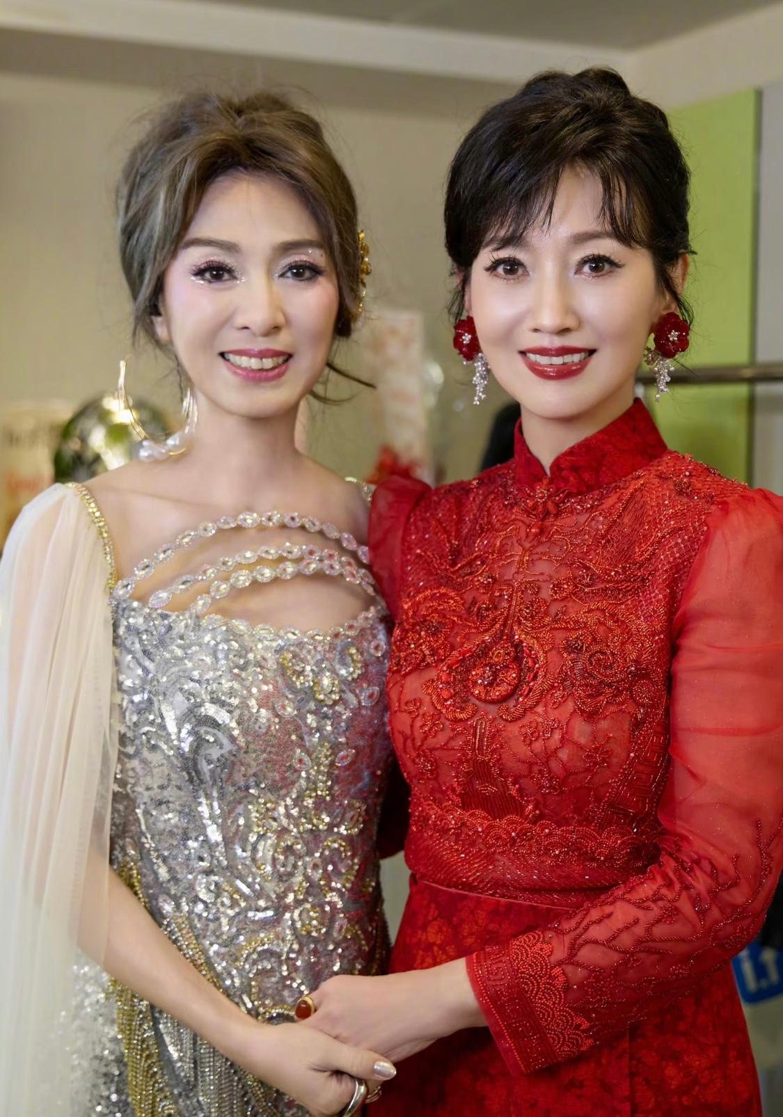 一位71岁一位73岁，就说这挺拔的体态值得无数赞美不是吗？当然去掉美颜去掉妆