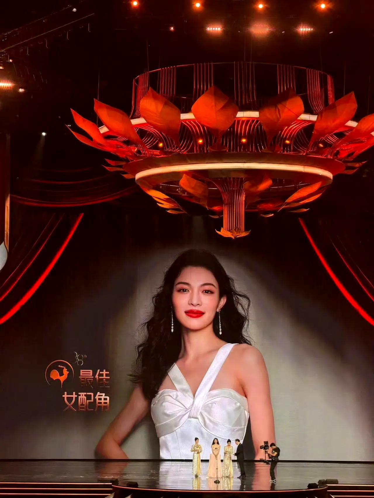 钟楚曦拿了金鸡奖最佳女配角，现在想想可能早就有迹可循。前段时间她在vogue时