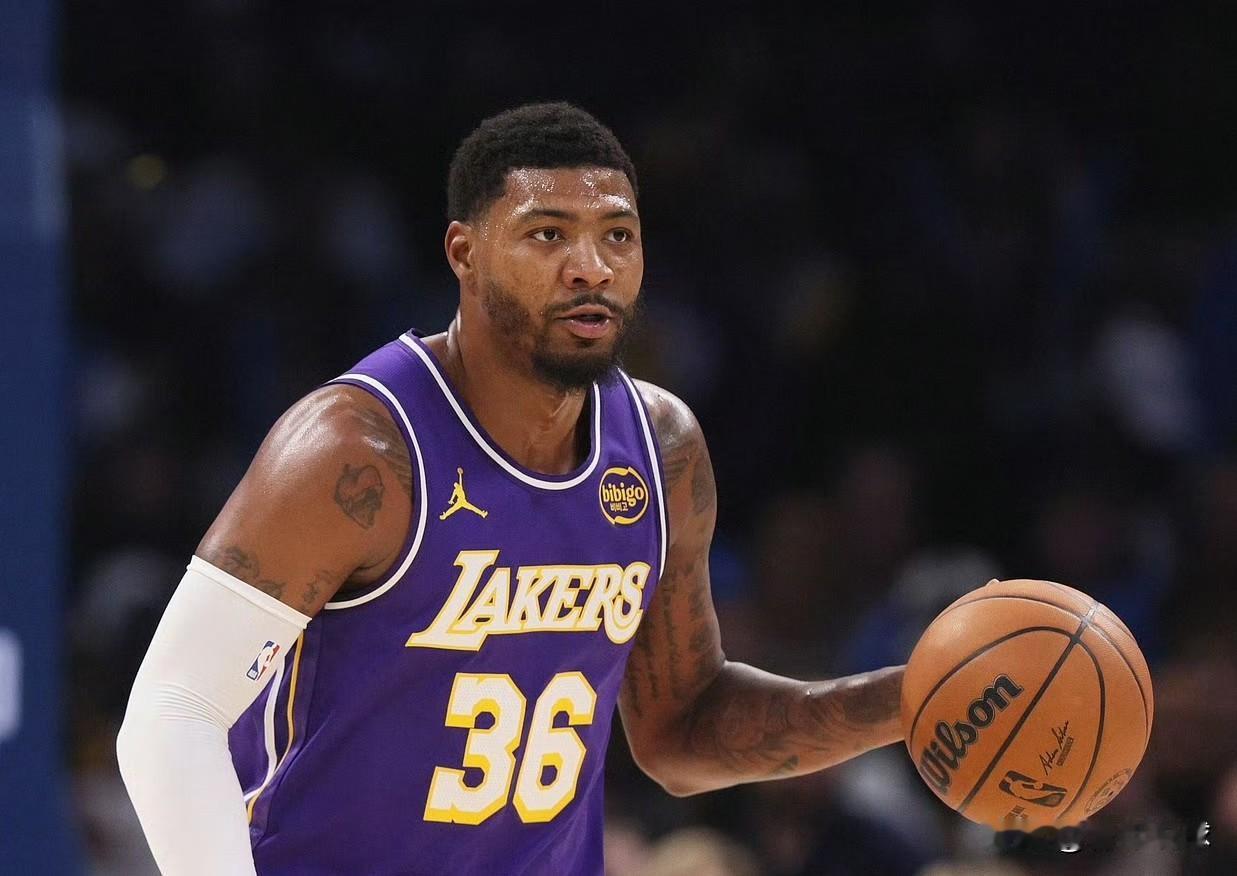 斯玛特得上首发了！今天惨败马刺的比赛，斯玛特在下半场受到重用，几乎打满了三节