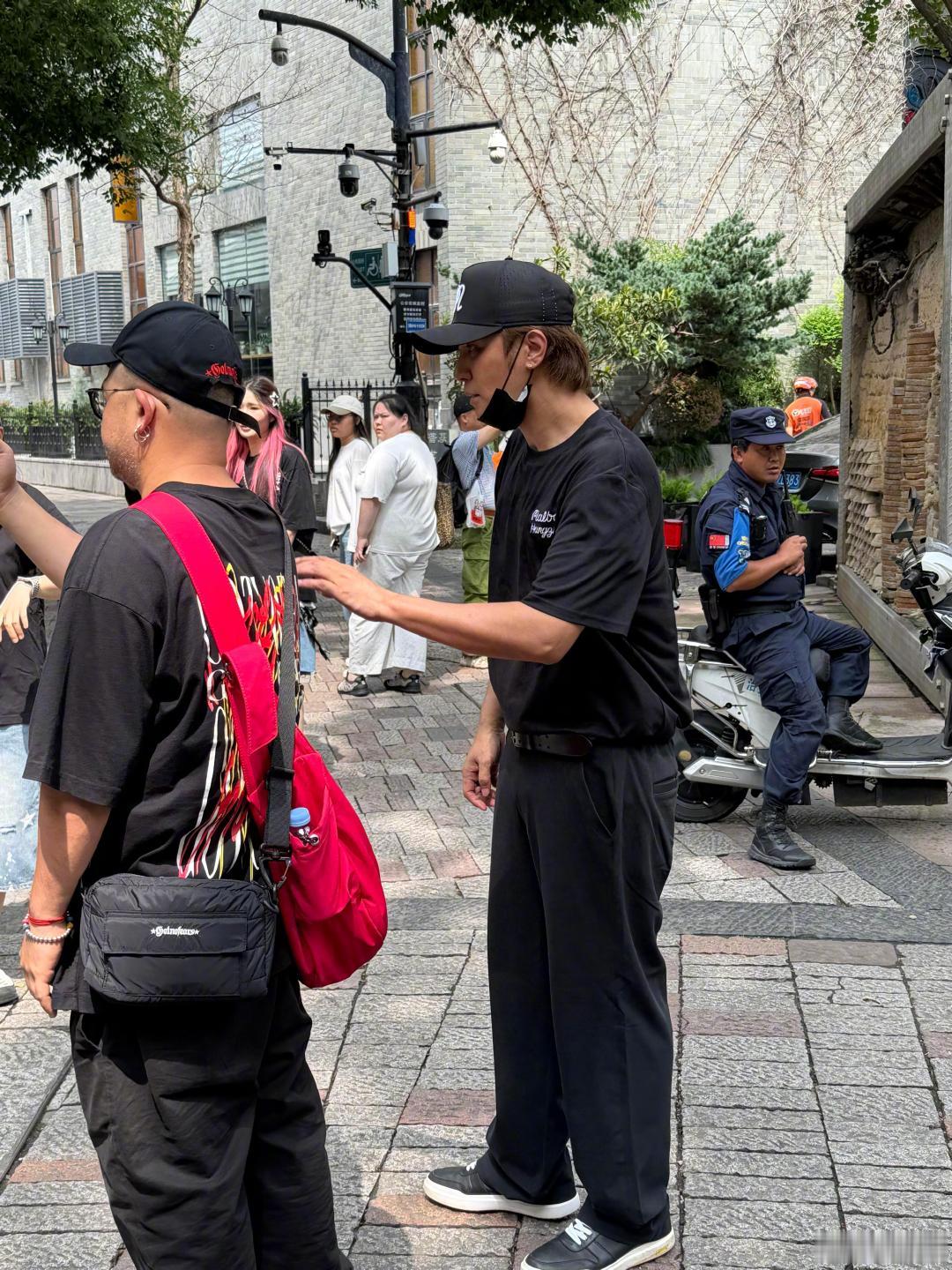 网友今天偶遇的罗志祥，他这个黑眼圈是不是天生的啊，怎么一直这么明显[笑着哭]​