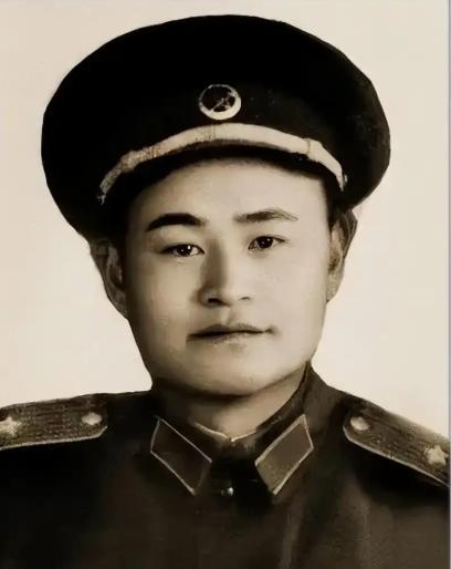 1957年3月25日，开国少将，31军副军长李发在厦门前线检查基层部队军政训练和