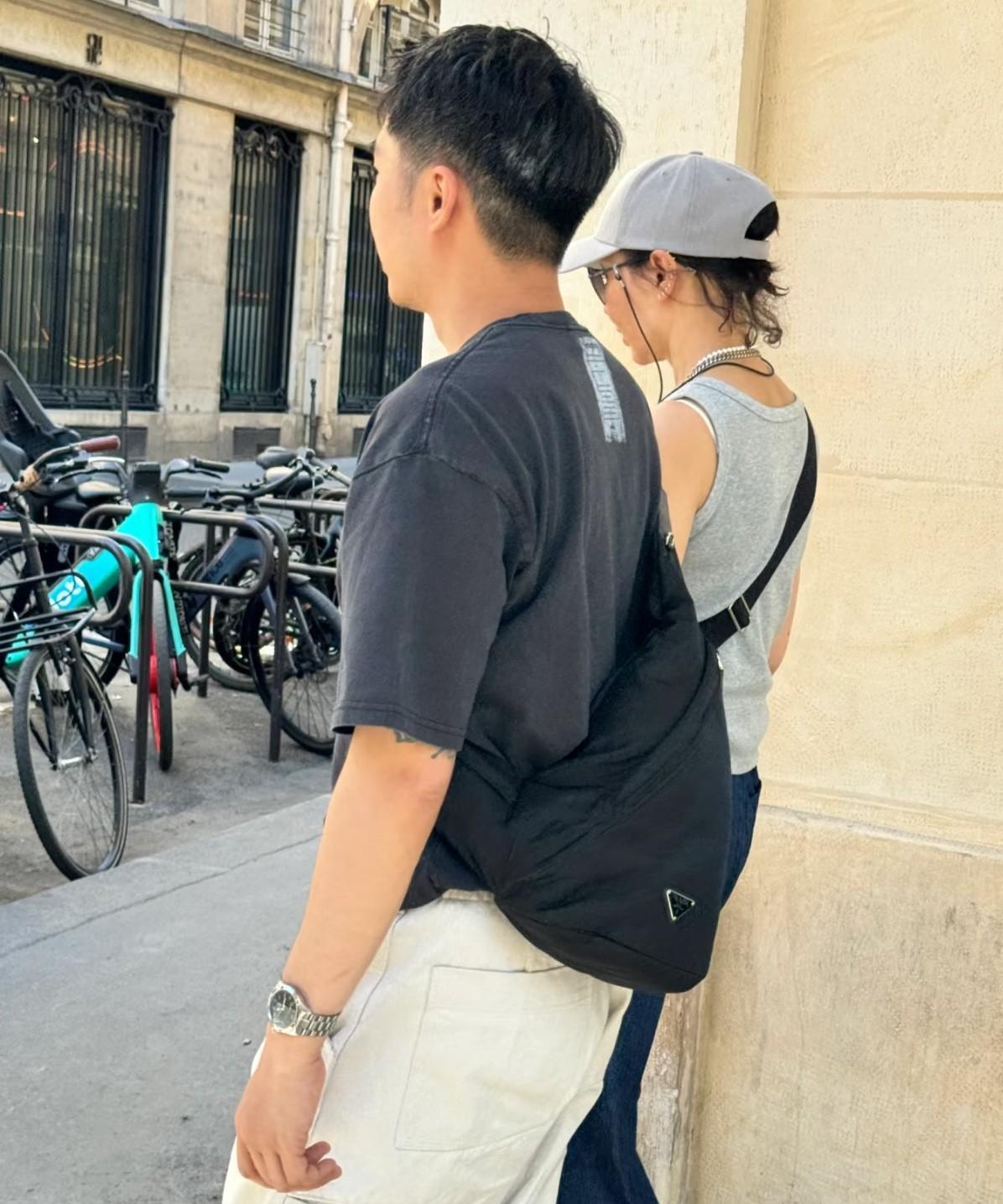 张曼玉在法国巴黎大街上行走时，被网友偶遇，穿着灰色背心配墨镜、鸭舌帽，打扮时髦又