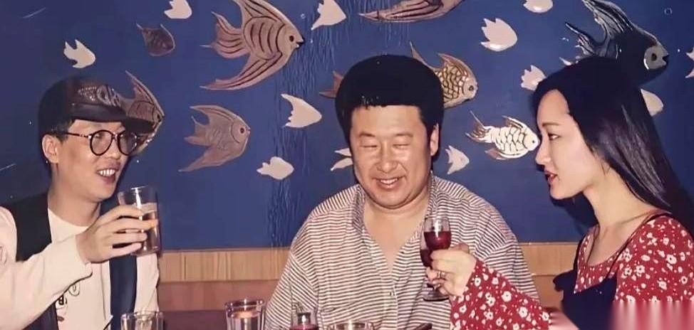一张泛黄的90年代旧照，把杨钰莹拉回了那个没有滤镜的真实交际场。画面里没有聚光