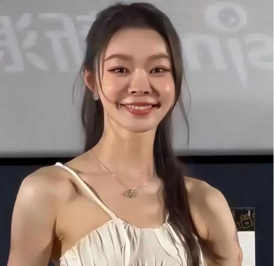 代言辱华品牌、绯闻不断、脸垮了仍风生水起，不红才是保护色？ 在娱乐圈这个巨大