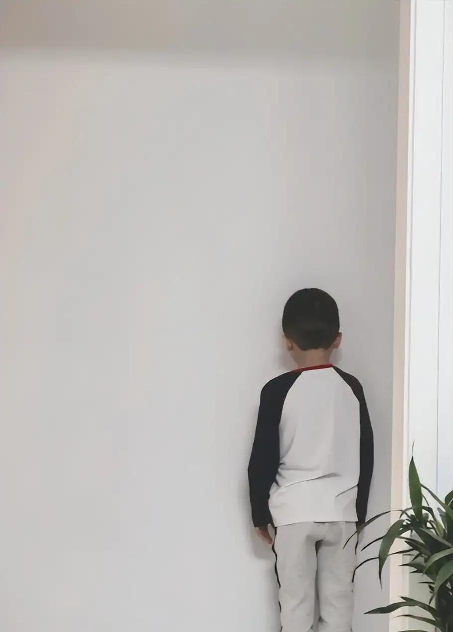 老师越来越“不愿多管”的背后：不是态度变了，而是风险变大了。这背后，隐藏着一个