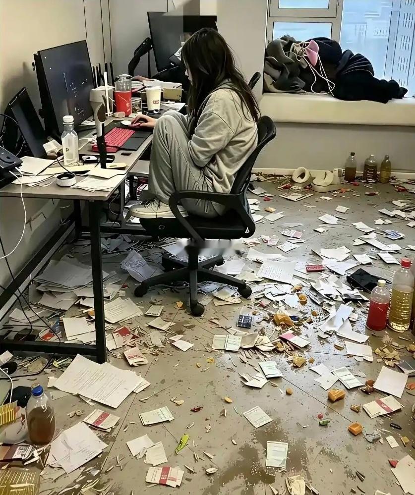 好好的房间糟蹋成这样，房东估计都心疼坏了吧！